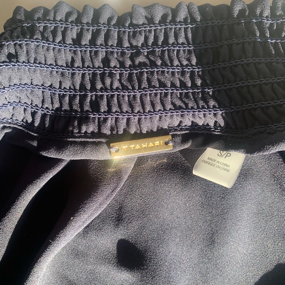 Tahari work top
Size S
Navy blue 
Only work once: Corporate girl vibes